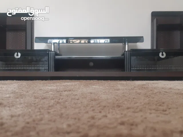 طاولة شاشة مرش حاجة منظمة و نظيفة مع ملحقين .. للبيع