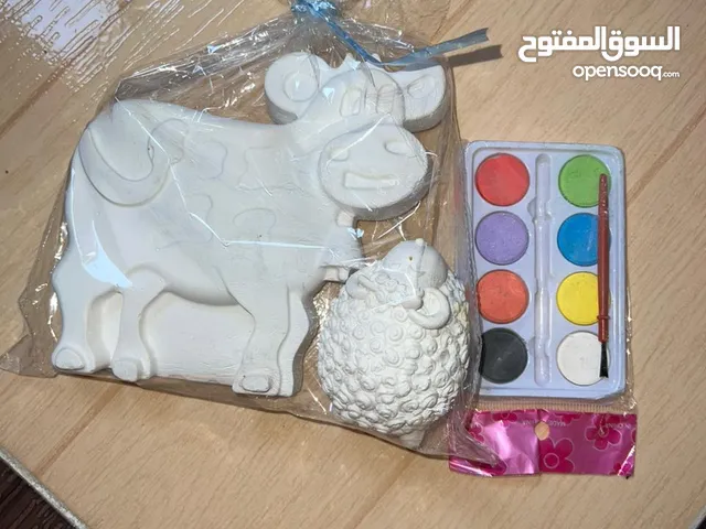 أجمل لعبه للعيد  مجسم شكل بقره وخروف من الجبس ومعاهم علبه اللوان ميه