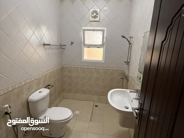 شقة للايجار في الحيل نظيفة جداً تتكون من غرفتي نوم مع دورات المياه ومجلس ودورة مياه ومطبخ وبلكونة.