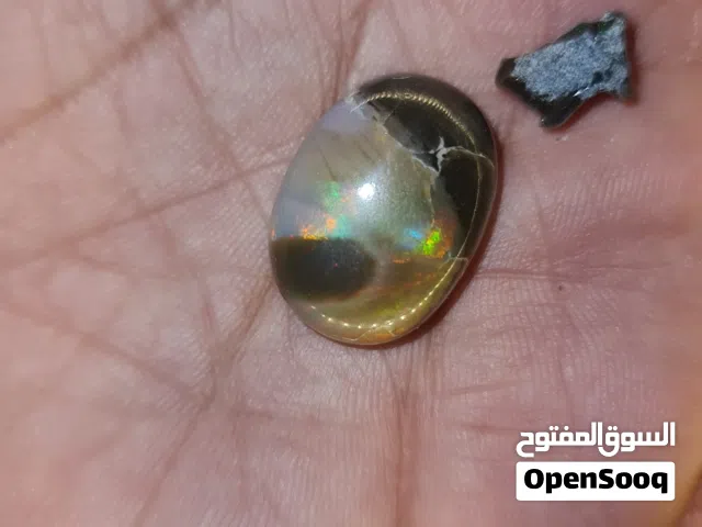 احجار كريمة مميزة جدا منها الاوبال والعقيق