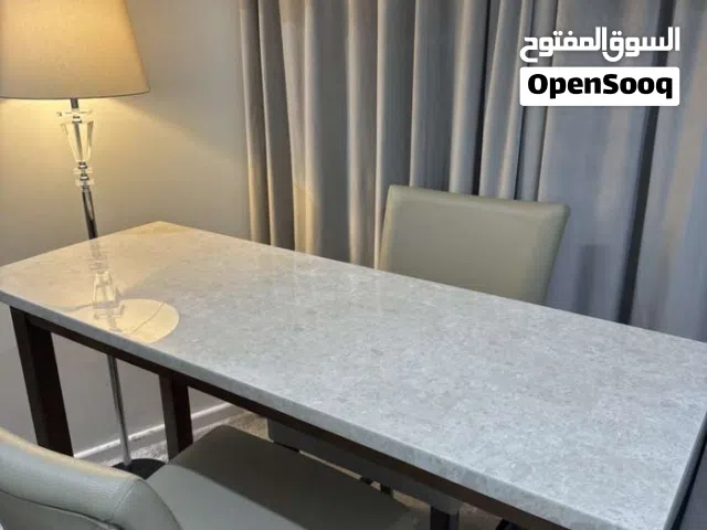 طاولة طعام رخام لون بيج Bar Counter – شبه جديدة بحالة ممتازة مع كراسي عدد 2