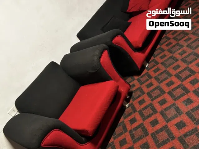 طقم كنب  وطاولات وسط  وبرادي 70 دينار