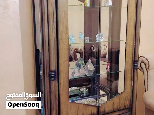 نوع الخشب زان ثقيل  استعمال بسيط في حال الوكالة كسر في زجاج الجانبي كما واضح في الصوره سبب البيع لضي