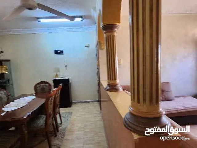 للبيع شقه طابق ثالث اربع غرف وصاله معيشه بسعر مغري