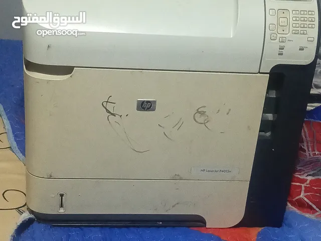 الطابعة الظاهرة في الصورة تبدو من نوع HP LaserJet، ومن الشكل بالتحديد هي واحدة من سلسلة HP LaserJet