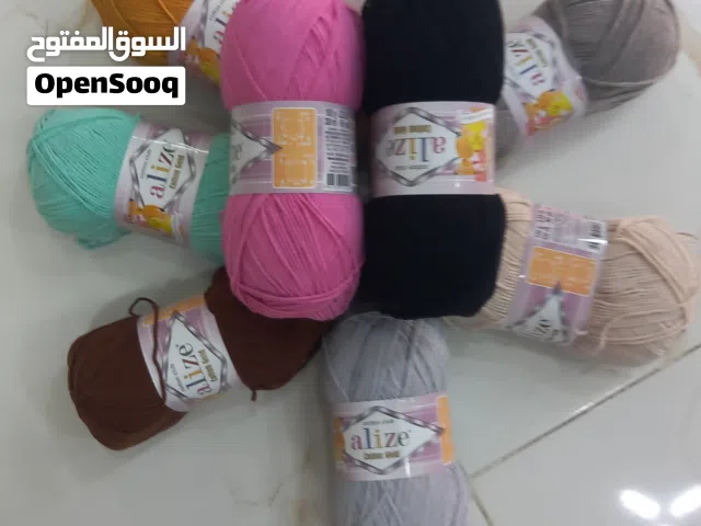 يوجد لدينا انواع من الصوف والقطن جول وادوات الخياطة والكرشية