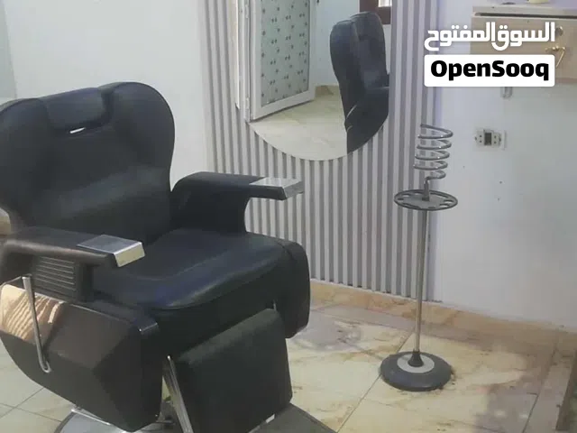 حلاق لي البيع 2كراسي وماكينة بخار وتنين عربات بضاعة وديكور ولوندينو وجلسة انتضار