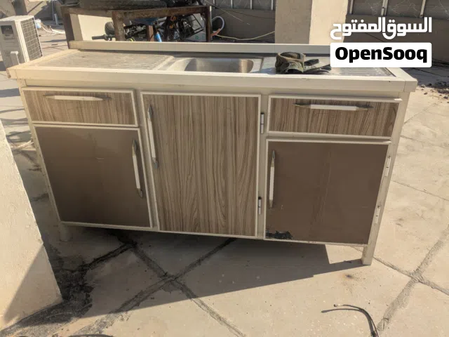 سنك كاونتر ثلاث ابواب جرارات ثنين+ميز مربع زجاجي ارجل المنيوم