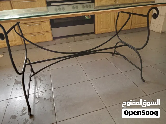 طاولة طعام زجاج وقاعدة معدن  بحالة ممتازة الطول 170سانتيمتر  عرض 90 سانتيمتر وكراسي عدد 6 معدن