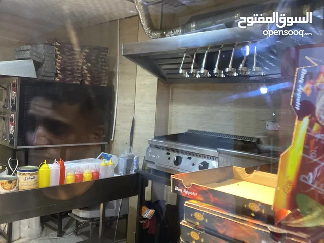 أبحت عن مقهى او مطعم بالمعدات