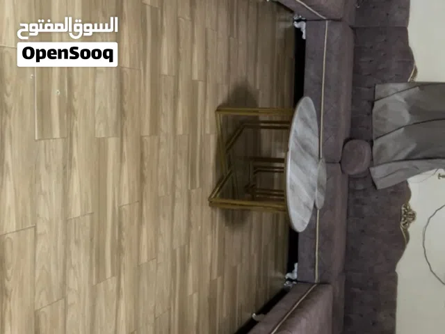 كنب ومدخل شبه جديد