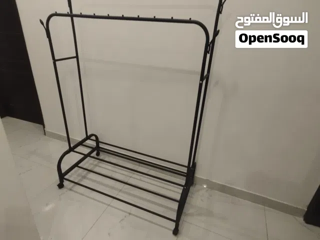 ستاند علاقة ملابس رياضية او كسسوارات عليها عجلات وسهلة الفك وتركيب اللون اسود
