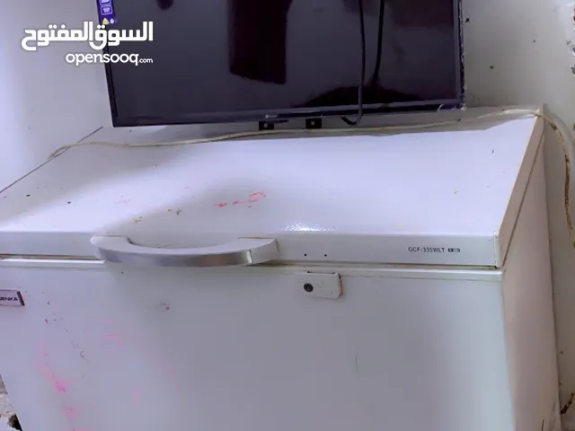 مجمدة مع تلفزيون