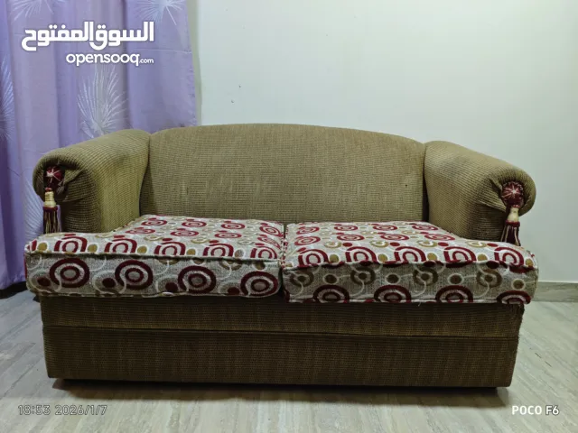 أغراض غرفة معيشة بحالة جيدة