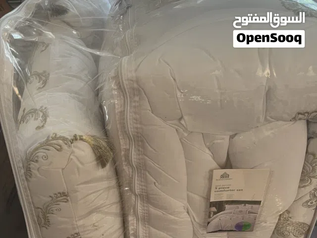 لأصحاب الذوق الرفيع والفخامة طقم لحاف ملوكي فاخر 5 قطع جديد للبيع من براند هوم سنتر الخليج للبيع