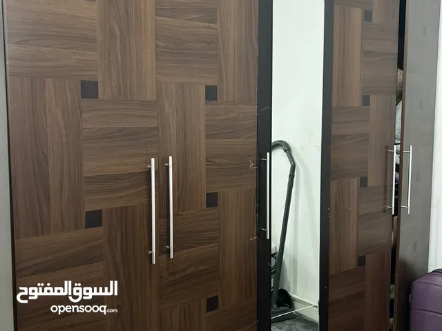 غرفة نوم بحاله جيده مع الفرشه استخدام بسيط سرير و خزانه اربع ابواب و تسريحه