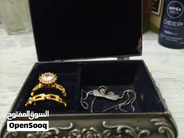 علبة مجوهرات من النحاس مطلي فضه