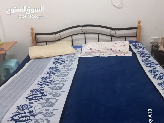 سرير مستخدم لشخصين مع المرتبة