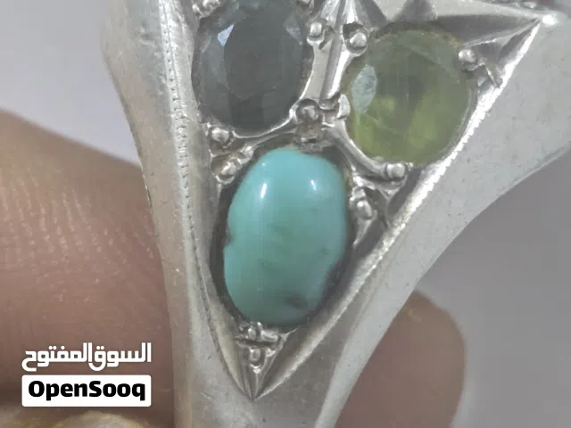 خاتم فضه قديم جدا فيه احجار كريمه وزمرد وثقيل جداا صياغة قديمه