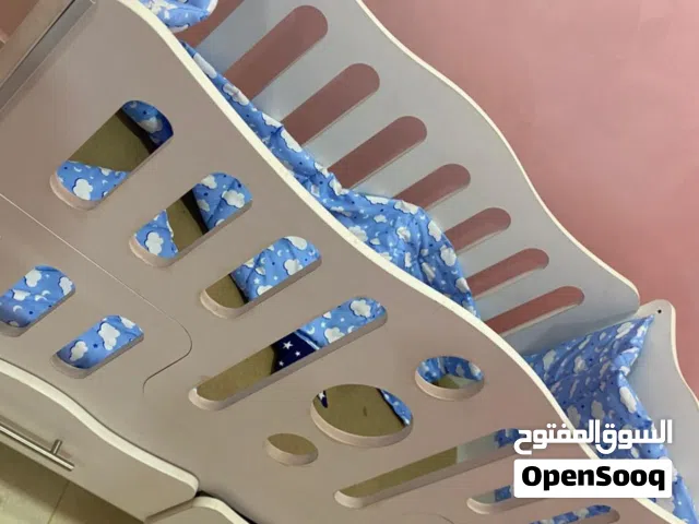 تخت بيبي لون أبيض