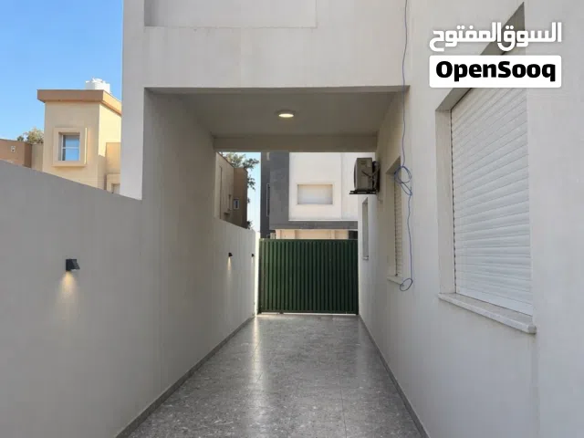 فيلا مفصولة ثلاثة ادوار قرب صالة رويال شارع الورد
