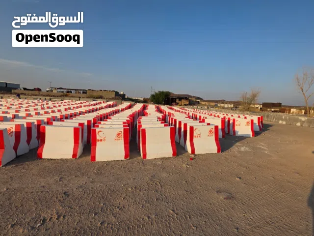 حواجز خرسانية نيوجرسي قواعد إنارة وإعلانات مصدات سيارات مناهل