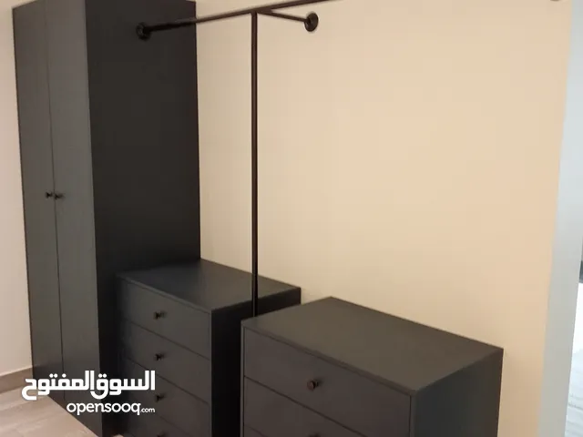 معلم فك وتركيب جميع انواع الخزائن والمطابخ والابواب بالمنازل وصيانه جميع انواع الاخشاب