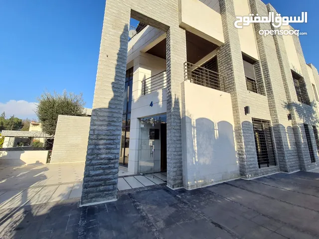 939m2 5 Bedrooms Villa for Sale in Amman Dabouq