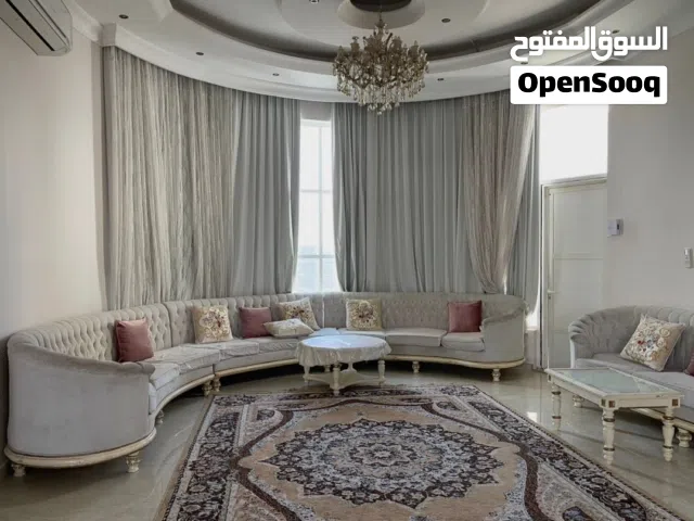 طقم كنب كلاسيكي فاخر بحالة الوكالة (شبه جديد) للبيع بداعي التجديد