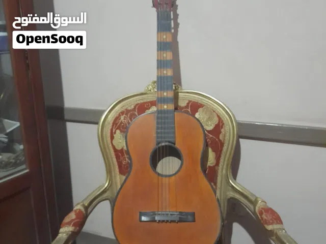 جيتار اكويستك - مستعمل بحالة جيدة - ينقص منه وتر