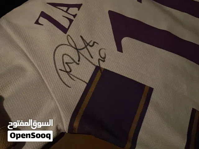 ملابس ابيضّ موقع من لاعب
