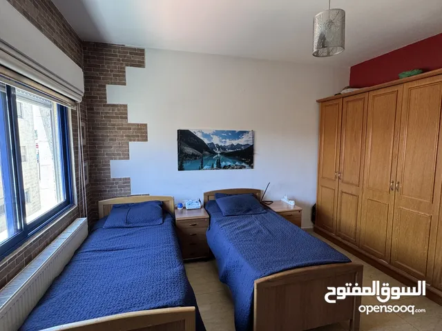 سرير مفرد عدد: 2 خزانة كبيرة عدد: 1 طاولة جانبية مع جرارات عدد: 2 مراي كبيرة