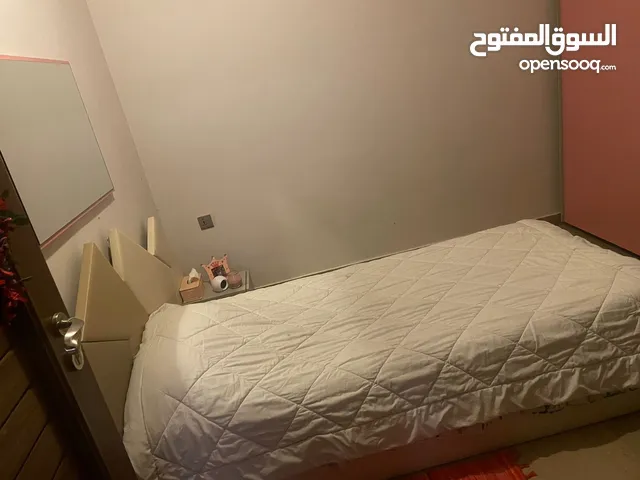 غرفه نوم نفر تركي بحاله جيدة جدا مع ملحقاتها