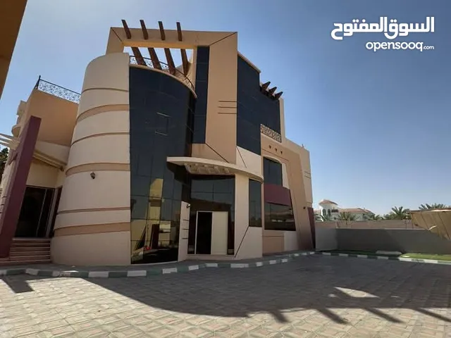 الوصف فيلا من 8 غرف نوم تقع في منطقة الطوية. ميزات