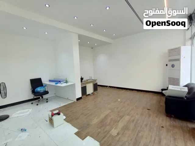 محل تجاري موقع ممتاز مساحته 25 متر للإيجار في الجزائر