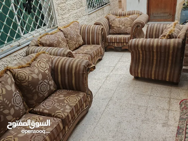 كنب كلاسيك للبيع من اربع قطع مناسب لصالون ومناسب غرفة جلوس ومناسب لغرفه ضيوف خشب اوزان ابيض