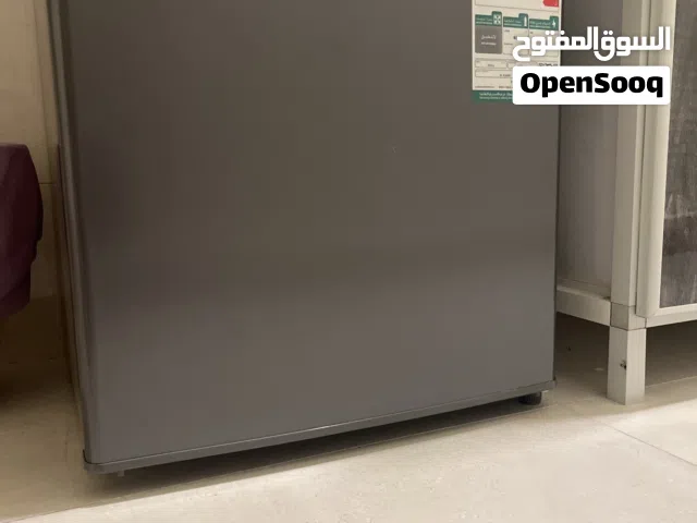 ثلاجة Ikon صغيرة لون فضي بحالة ممتازة