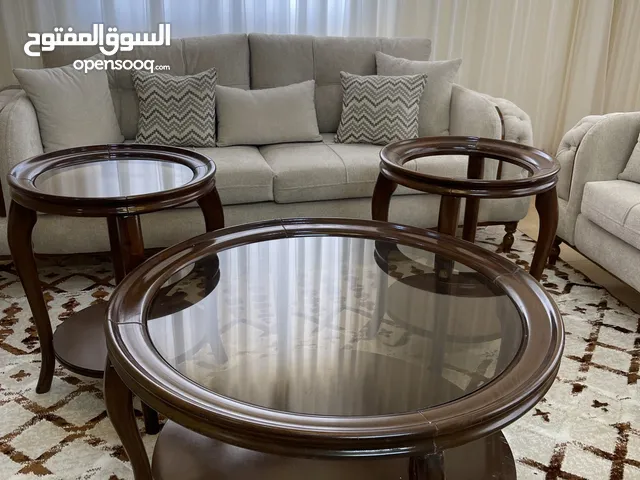طاولة وسيطة دائرية مع زاويتين