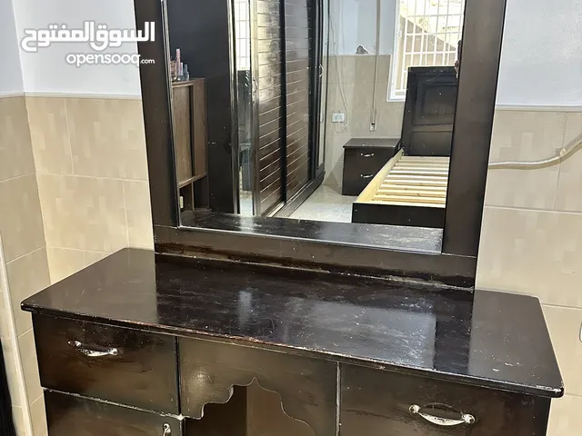 غرفه نوم كامله بدون الفرشه للتخت (اللون البني )