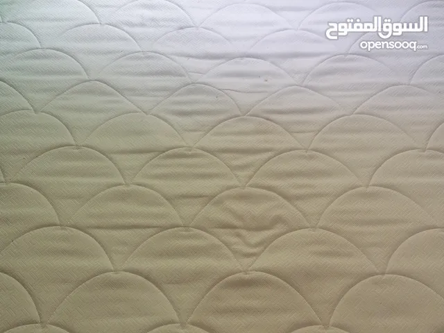 فرشه بحاله ممتازه جدا للبيع الله يبارك لصاحب النصيب ويطرحله البركه يارب