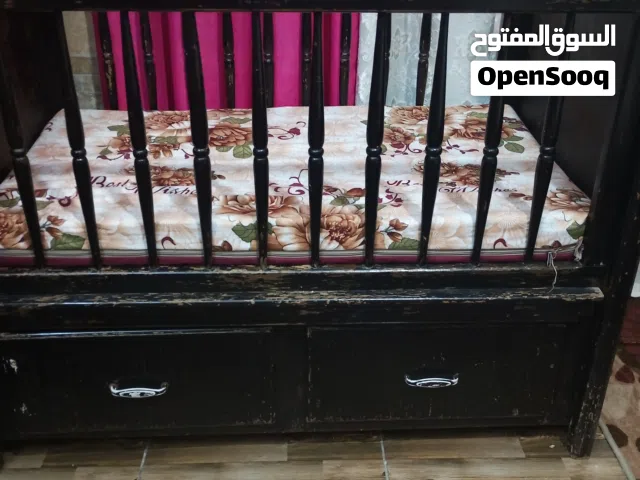 تخت بيبي خشب ثقيل وكبير بكفي لعمر 4 سنوات وفي مساحة تخزين كبيرة بالأدراج