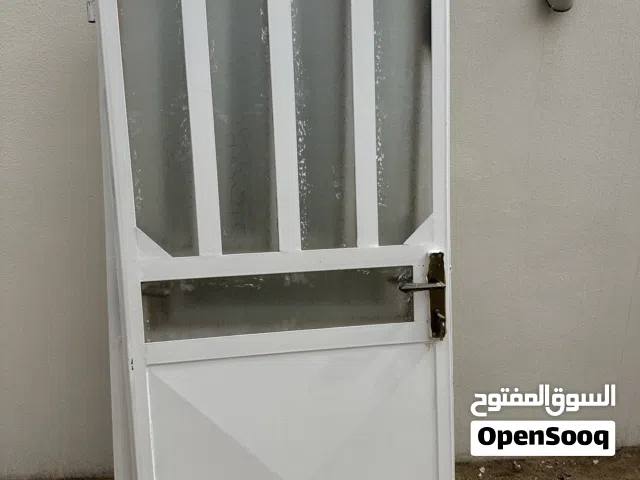 أبواب حديد مغاسل، وإنارة ظاهرية للبيع