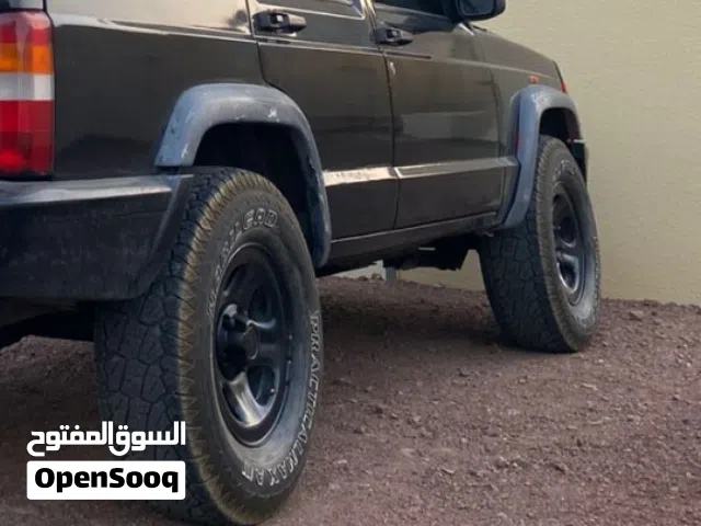 رنجات جيب شيروكي مع تواير حجريه شبه جديده