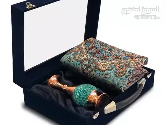 مجموعة هدايا مكونة من مزهرية فيروزية وقماش كشمير وصندوق من الجلد السويدي. هدية من النحاس والفيروز