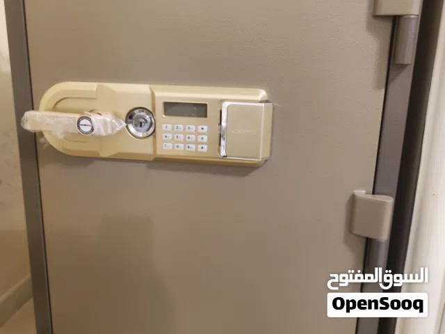 خزنة مجوهرات شبه جديده استعمال شهر بالرقم السري أو المفاتيح