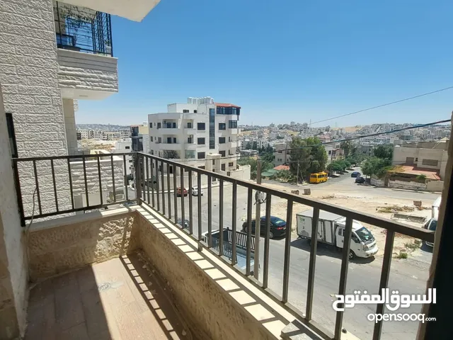 شقة بالبنيات طابق اول يمين