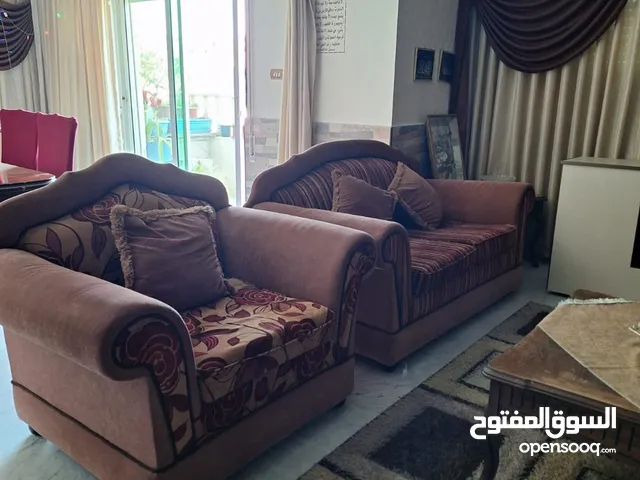 طقم كنب + طقم سفرة بحالة جيدة للبيع