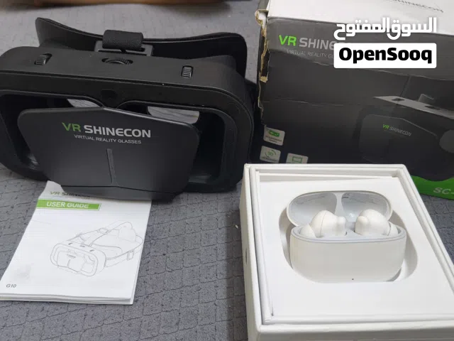 نظاره الواقع الإفتراضي مع سماعه