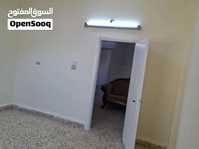 شقة للايجار بحي الحسين .. طابق ثاني 3 غرف وصالون وحمامين ومطبخ بسعر 120