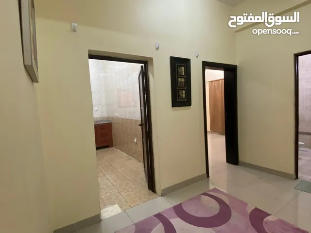 شقة عائلية للإيجار في العزيزية قريبة من جميع الخدمات - بسعر مميز !